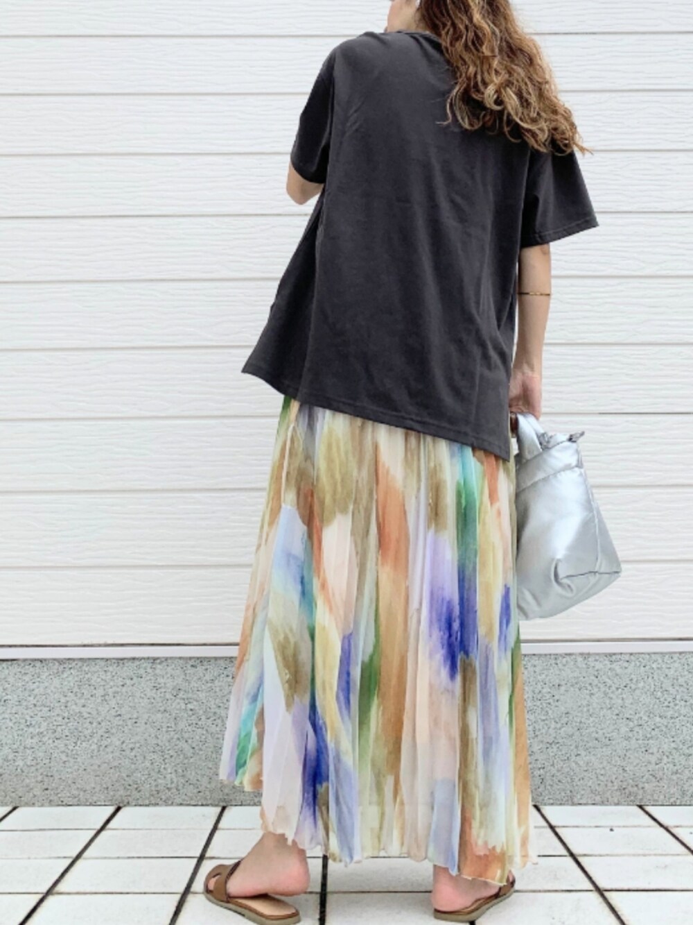 グレー系のTシャツ/カットソー、シルバー系のショルダーバッグ、イエロー系のサンダルを着用したレディースの夏コーディネートの3枚目の写真