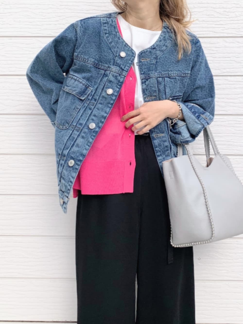 ブルー系のその他パンツ、グレー系のトートバッグ、ホワイト系のTシャツ/カットソーを着用したレディースの春コーディネートの3枚目の写真