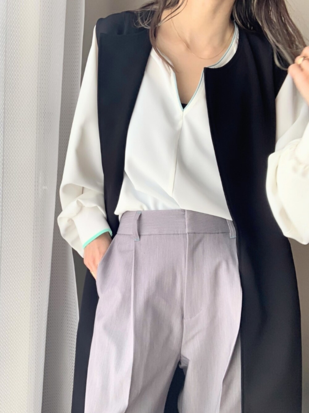 ブラック系のショルダーバッグ、グレー系のスラックス、ホワイト系のシャツ/ブラウスを着用したレディースの春コーディネートの5枚目の写真