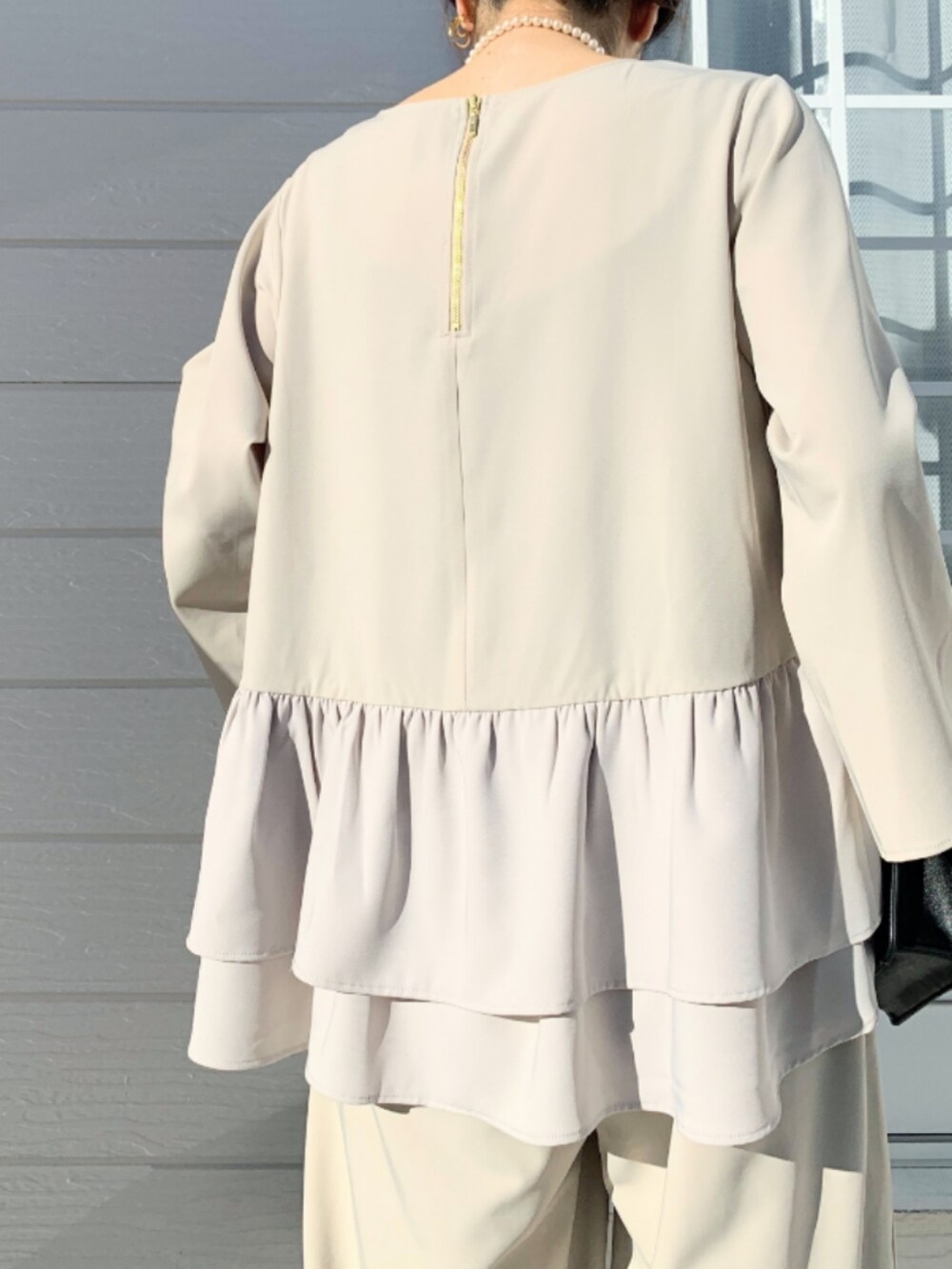 ベージュ系のその他パンツ、ベージュ系のシャツ/ブラウスを着用したレディースの冬コーディネートの4枚目の写真
