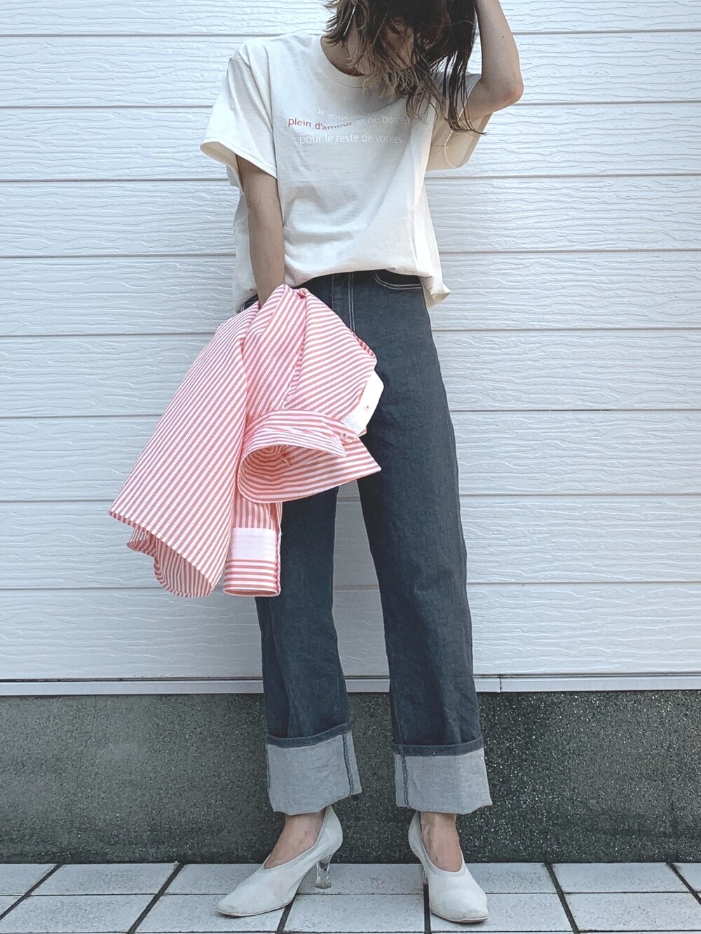 グレー系のデニムパンツ、オレンジ系のシャツ/ブラウス、ベージュ系のTシャツ/カットソーを着用したレディースの夏コーディネートの2枚目の写真