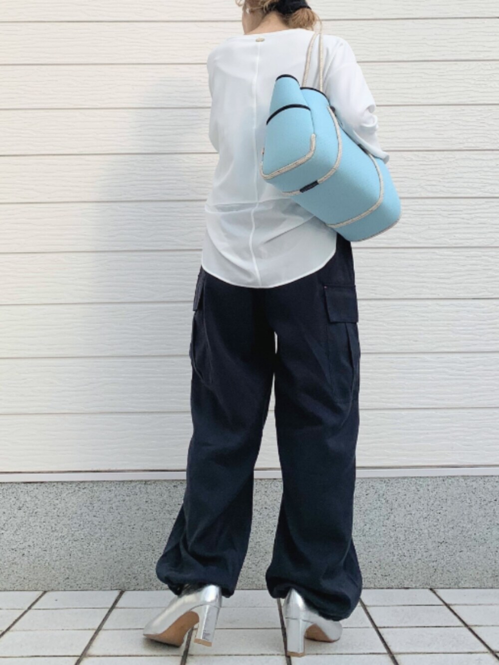 ホワイト系のTシャツ/カットソー、ブルー系のトートバッグ、ブルー系のカーゴパンツを着用したレディースの冬コーディネートの3枚目の写真