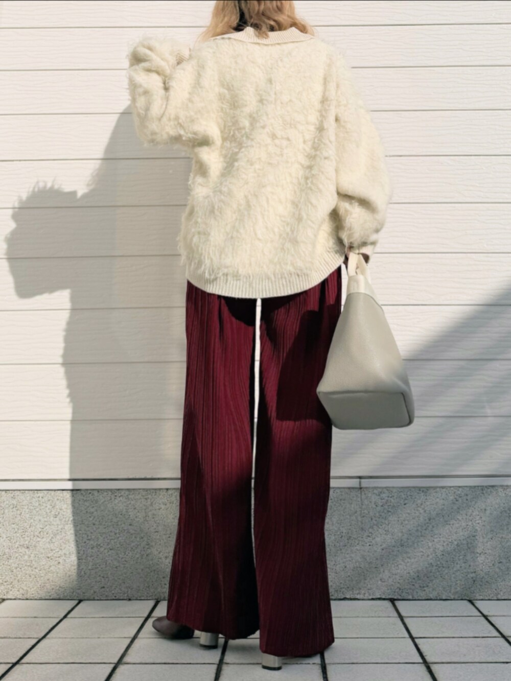 ホワイト系のニット/セーター、レッド系のその他パンツ、グレー系のトートバッグを着用したレディースの秋コーディネートの3枚目の写真