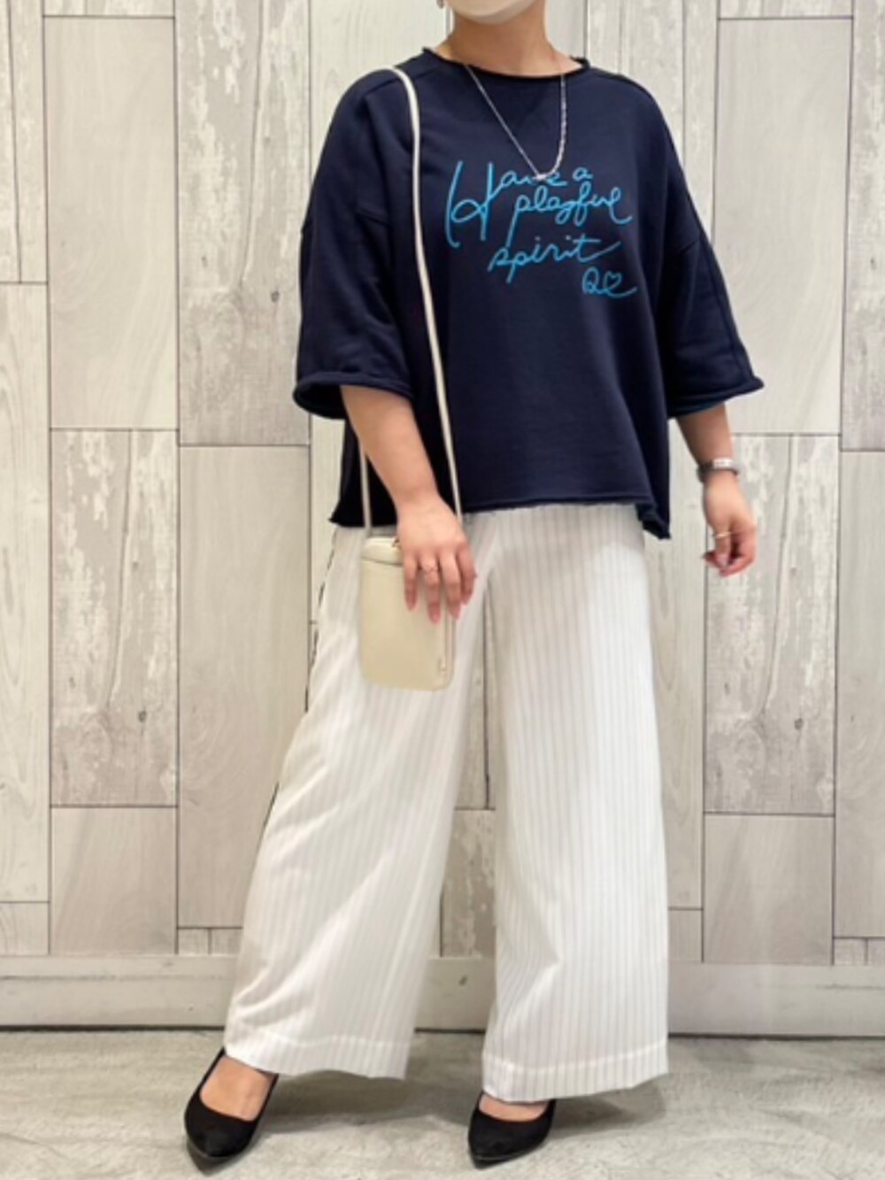 ホワイト系のその他パンツ、ホワイト系のショルダーバッグ、ブルー系のスウェットを着用したレディースの春コーディネートの2枚目の写真
