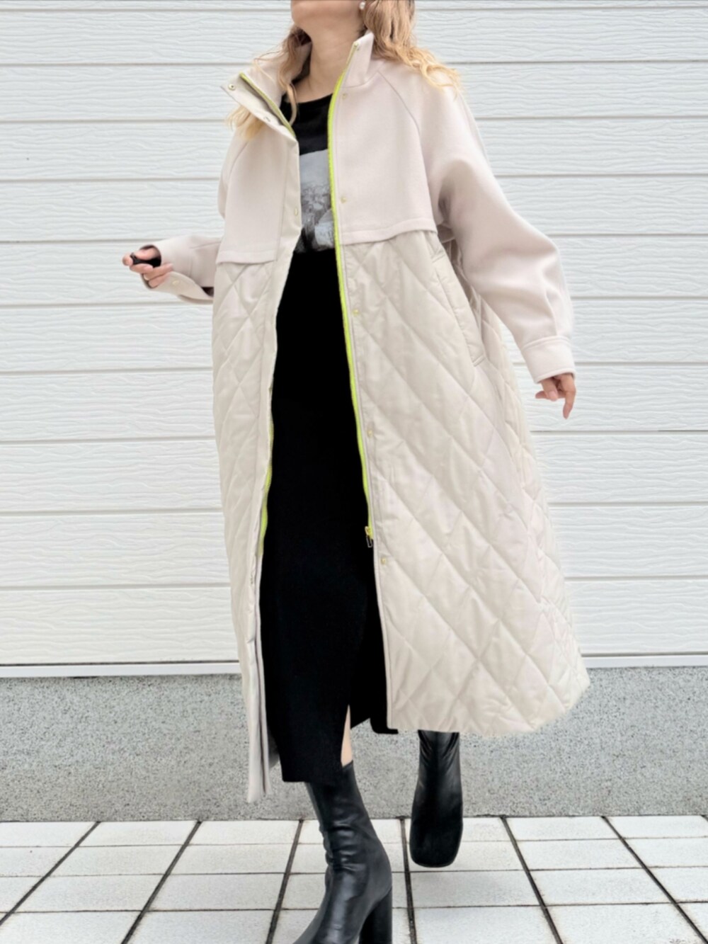 ブラック系のスカート、グレー系のTシャツ/カットソー、ベージュ系のその他アウターを着用したレディースの秋コーディネートの2枚目の写真