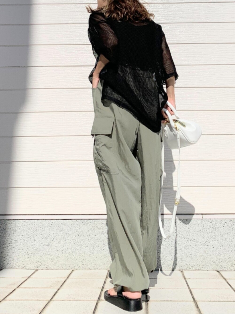 グリーン系のその他パンツ、ブラック系のTシャツ/カットソー、ブラック系のキャミソールを着用したレディースの夏コーディネートの4枚目の写真