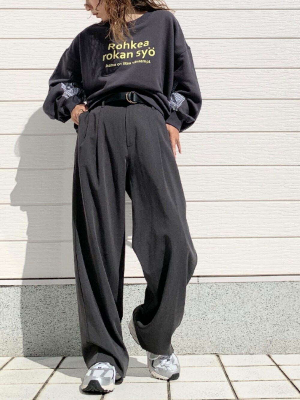 シルバー系のスニーカー、グレー系のその他パンツ、グレー系のスウェットを着用したレディースの秋コーディネートの2枚目の写真