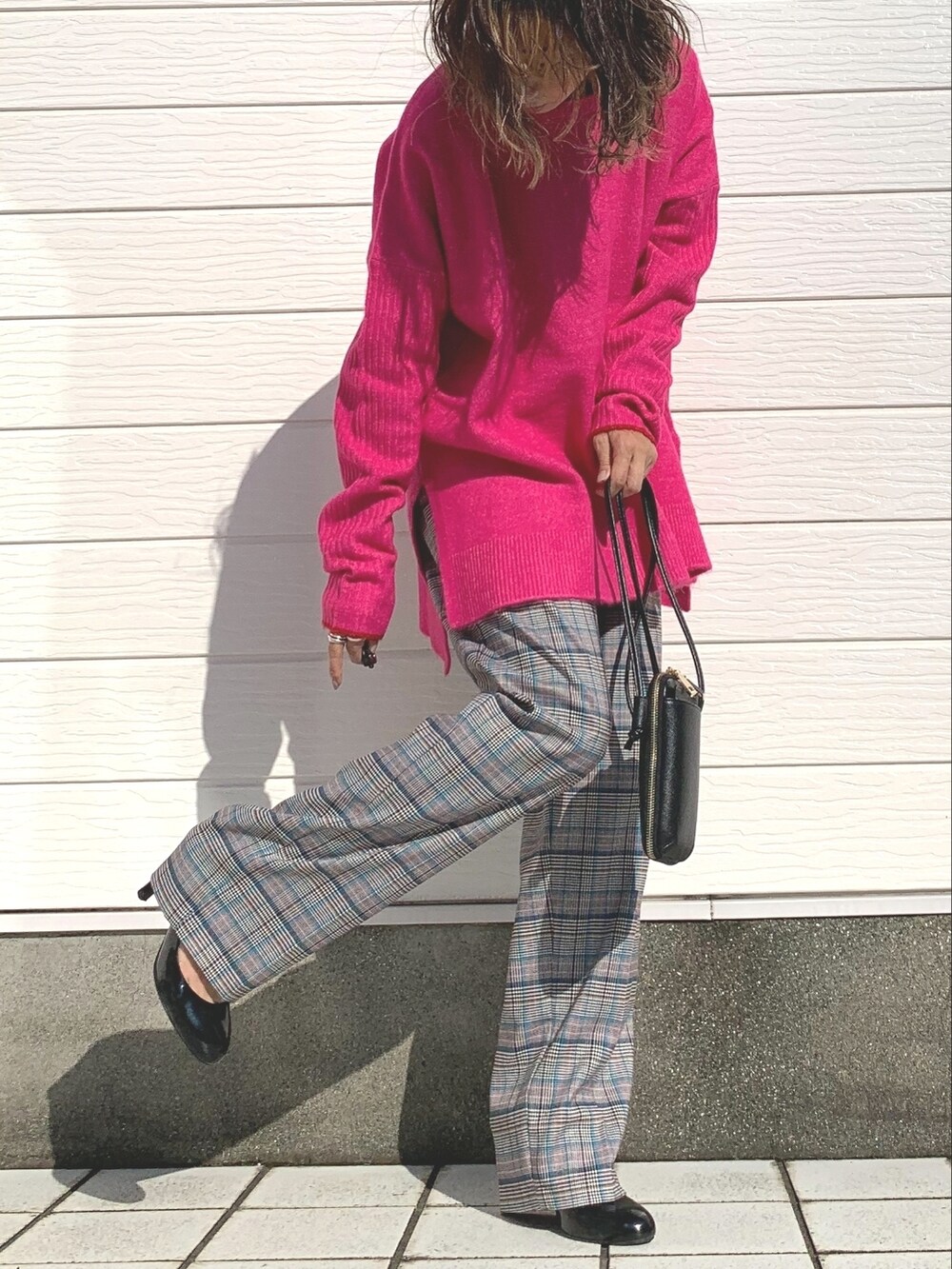 ブラック系のショルダーバッグ、ピンク系のニット/セーター、ブラウン系のその他パンツを着用したレディースの秋コーディネートの2枚目の写真