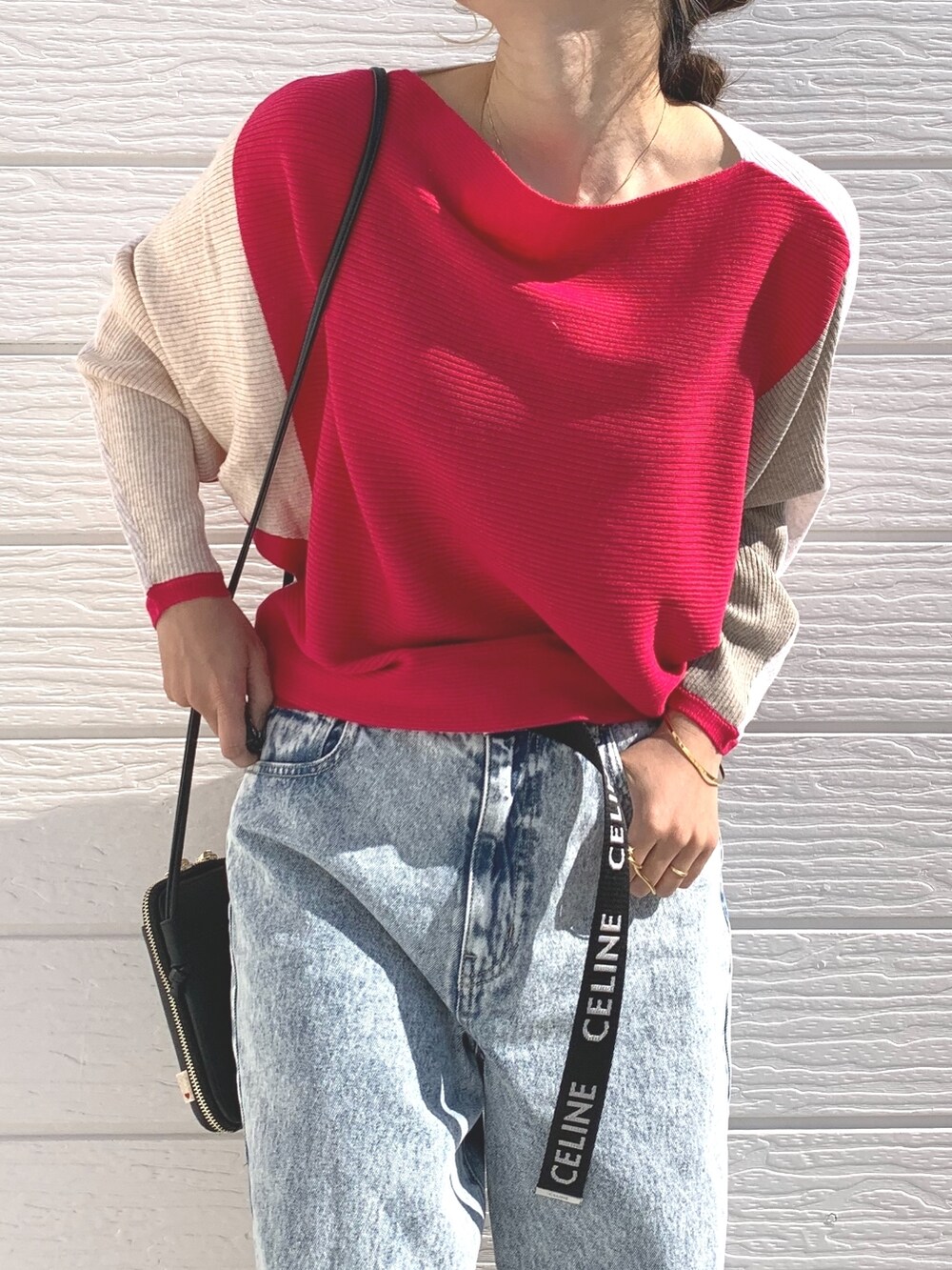 ホワイト系のニット/セーター、ブラック系のショルダーバッグ、ブラック系のベルトを着用したレディースの秋コーディネートの3枚目の写真