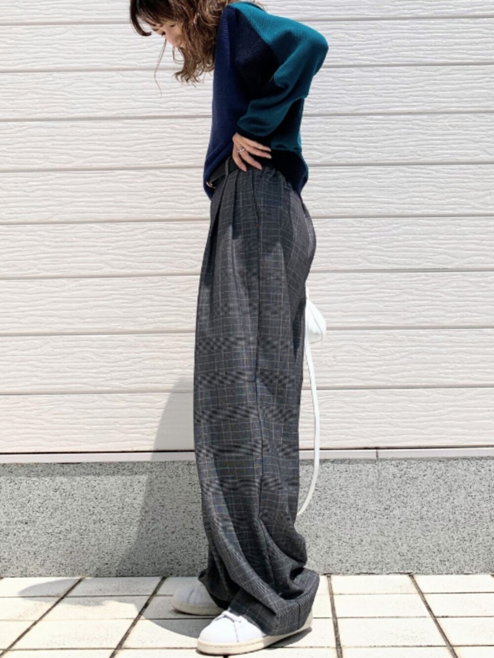 ブラック系のその他パンツ、ホワイト系のショルダーバッグ、ホワイト系のスニーカーを着用したレディースの夏コーディネートの2枚目の写真