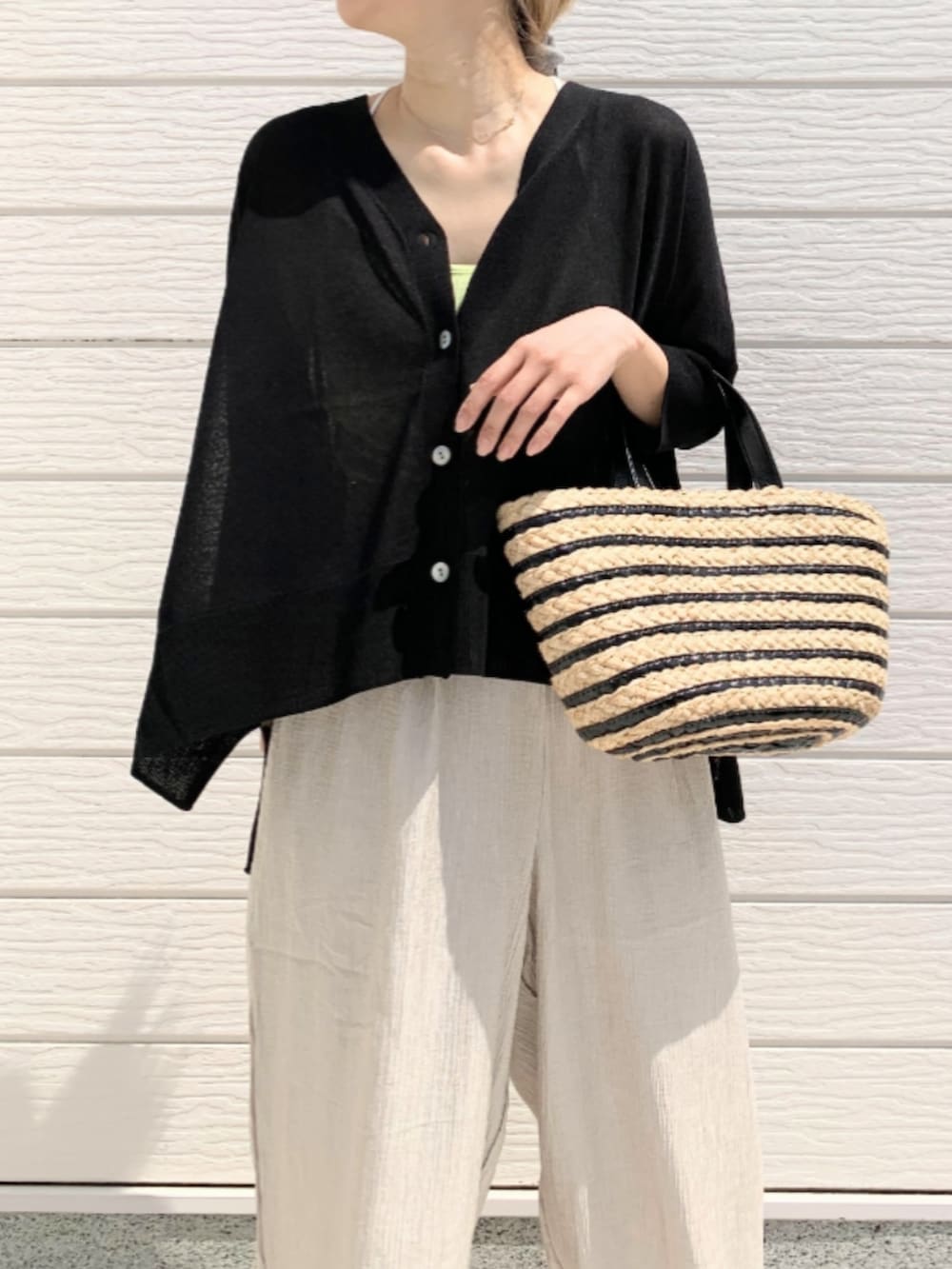 ベージュ系のその他パンツ、ブラック系のかごバッグ、ブラック系のカーディガン/ボレロを着用したレディースの春コーディネートの4枚目の写真