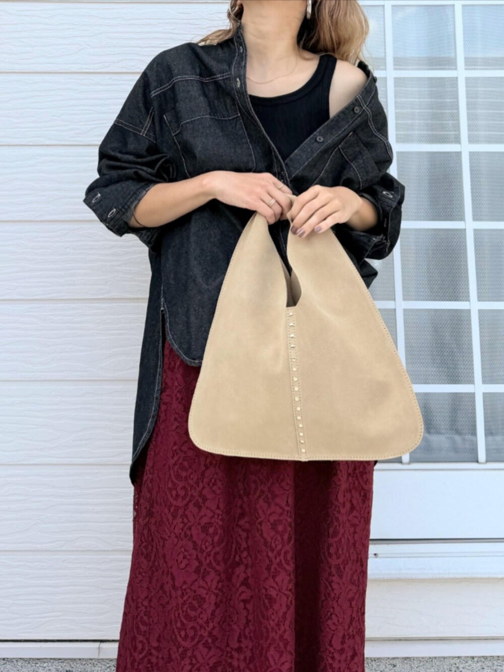 ベージュ系のトートバッグ、ブラック系のサンダル、ブラック系のシャツ/ブラウスを着用したレディースの夏コーディネートの4枚目の写真