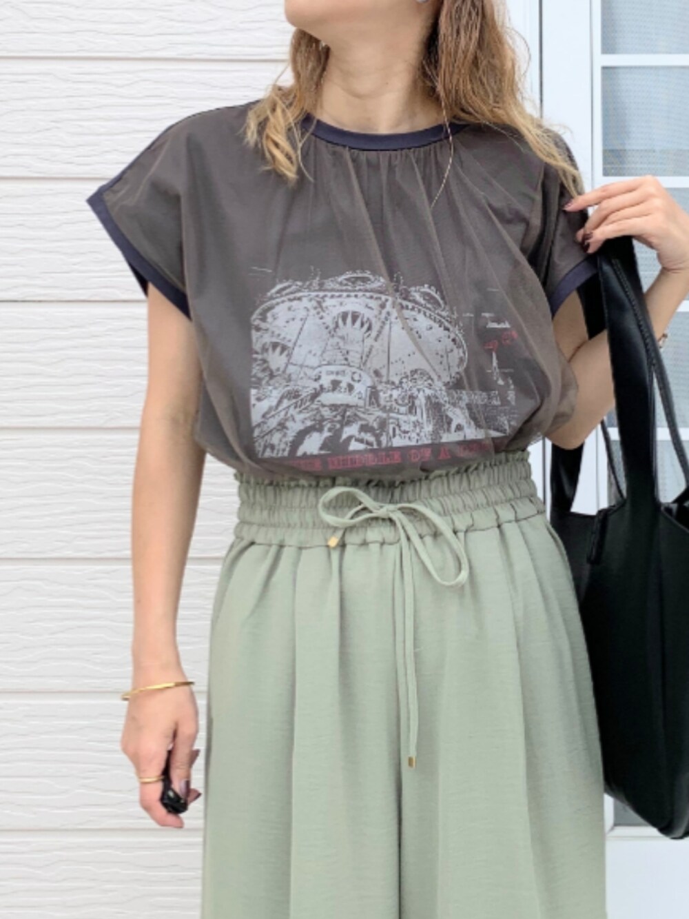 ホワイト系のTシャツ/カットソー、グリーン系のその他パンツ、ブラック系のトートバッグを着用したレディースの夏コーディネートの4枚目の写真