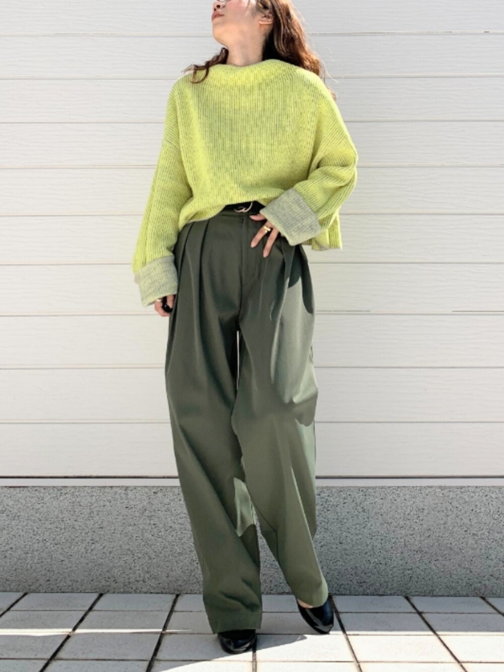 グリーン系のその他パンツ、グレー系のニット/セーター、ブラック系のベルトを着用したレディースの秋コーディネートの2枚目の写真