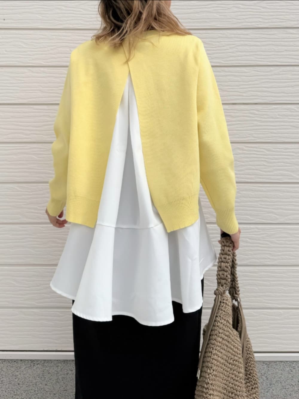 ブラック系のサンダル、ブラック系のスカート、ベージュ系のトートバッグを着用したレディースの冬コーディネートの5枚目の写真