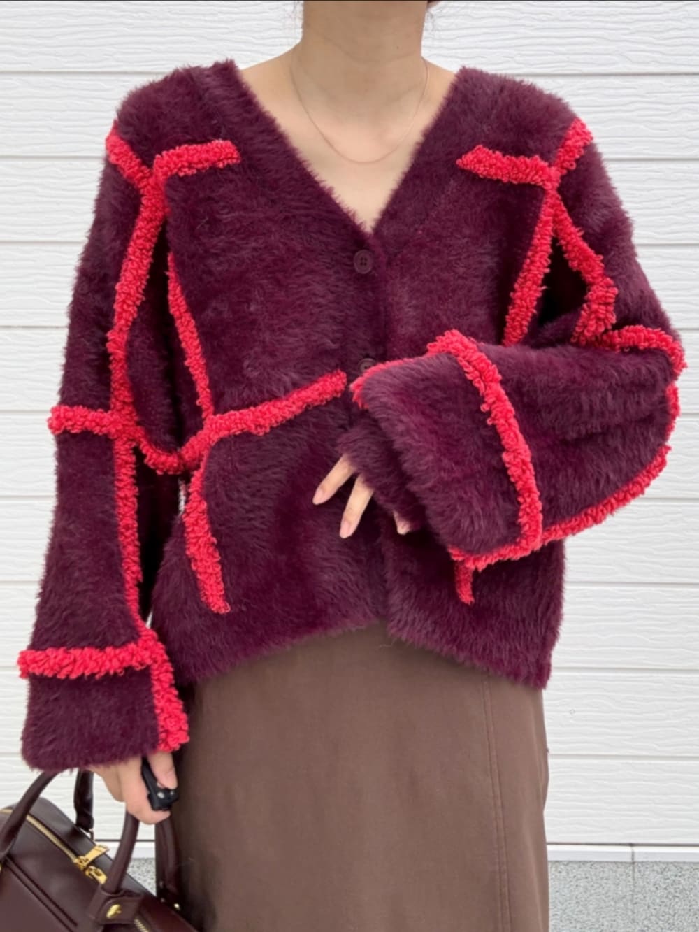 ブラウン系のスカート、ホワイト系のニットキャップ/ビーニーを着用したレディースの秋コーディネートの4枚目の写真