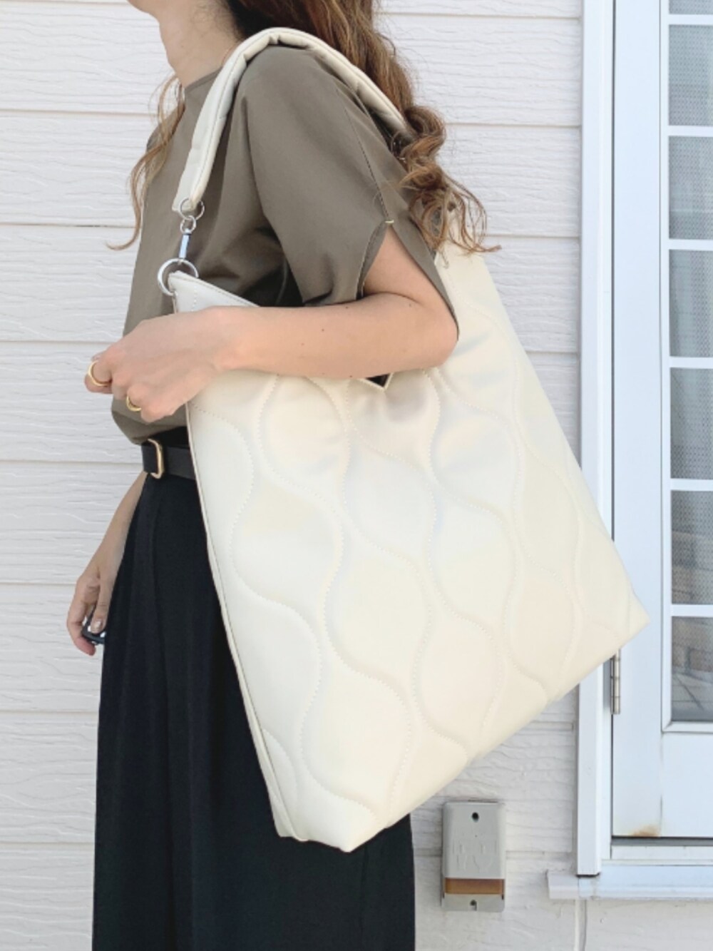 ブラック系のその他パンツ、ホワイト系のスニーカー、グリーン系のTシャツ/カットソーを着用したレディースの夏コーディネートの5枚目の写真