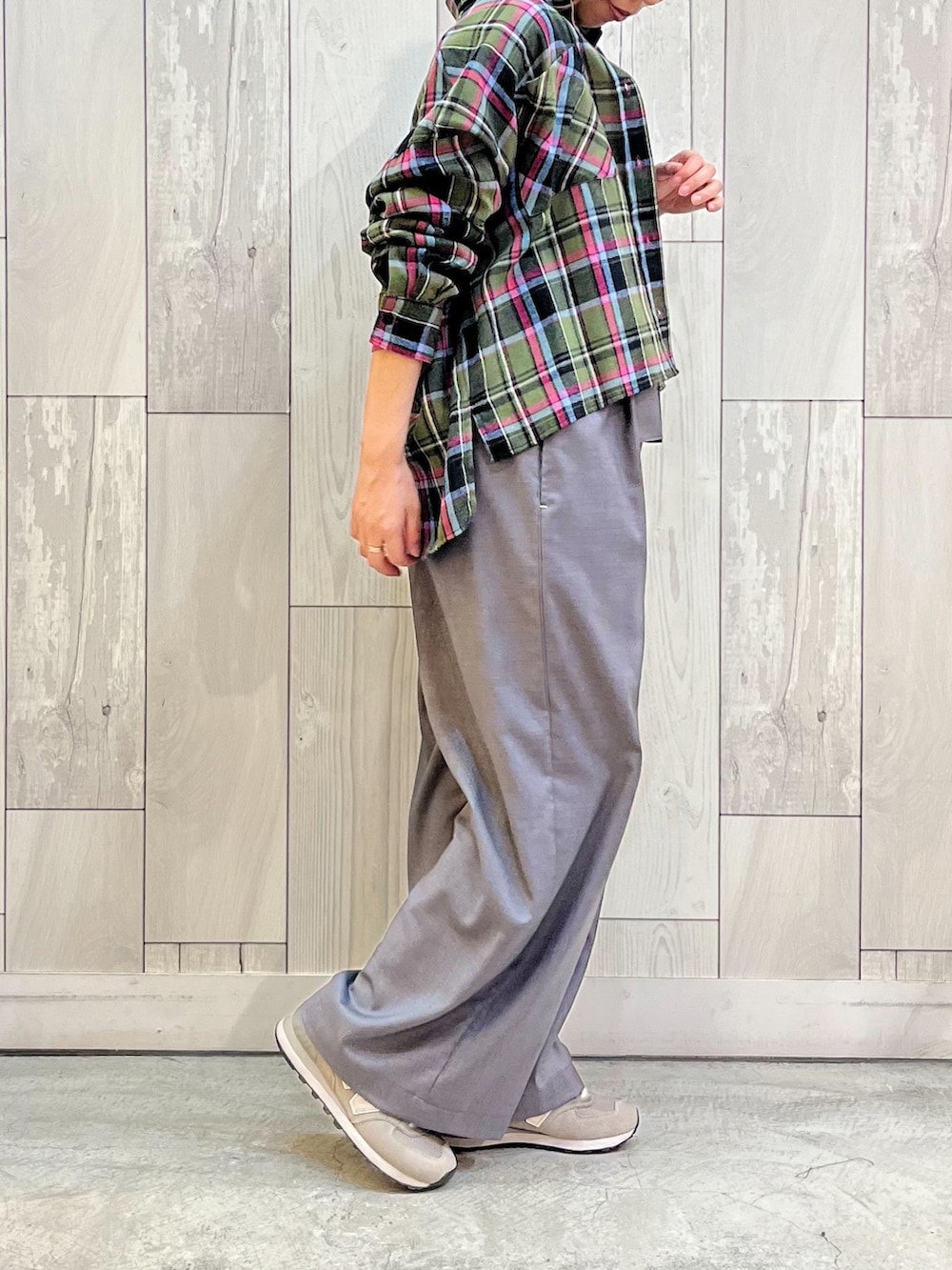 グリーン系のシャツ/ブラウス、ブラック系のTシャツ/カットソー、グレー系のサロペット/オーバーオールを着用したレディースの秋コーディネートの2枚目の写真