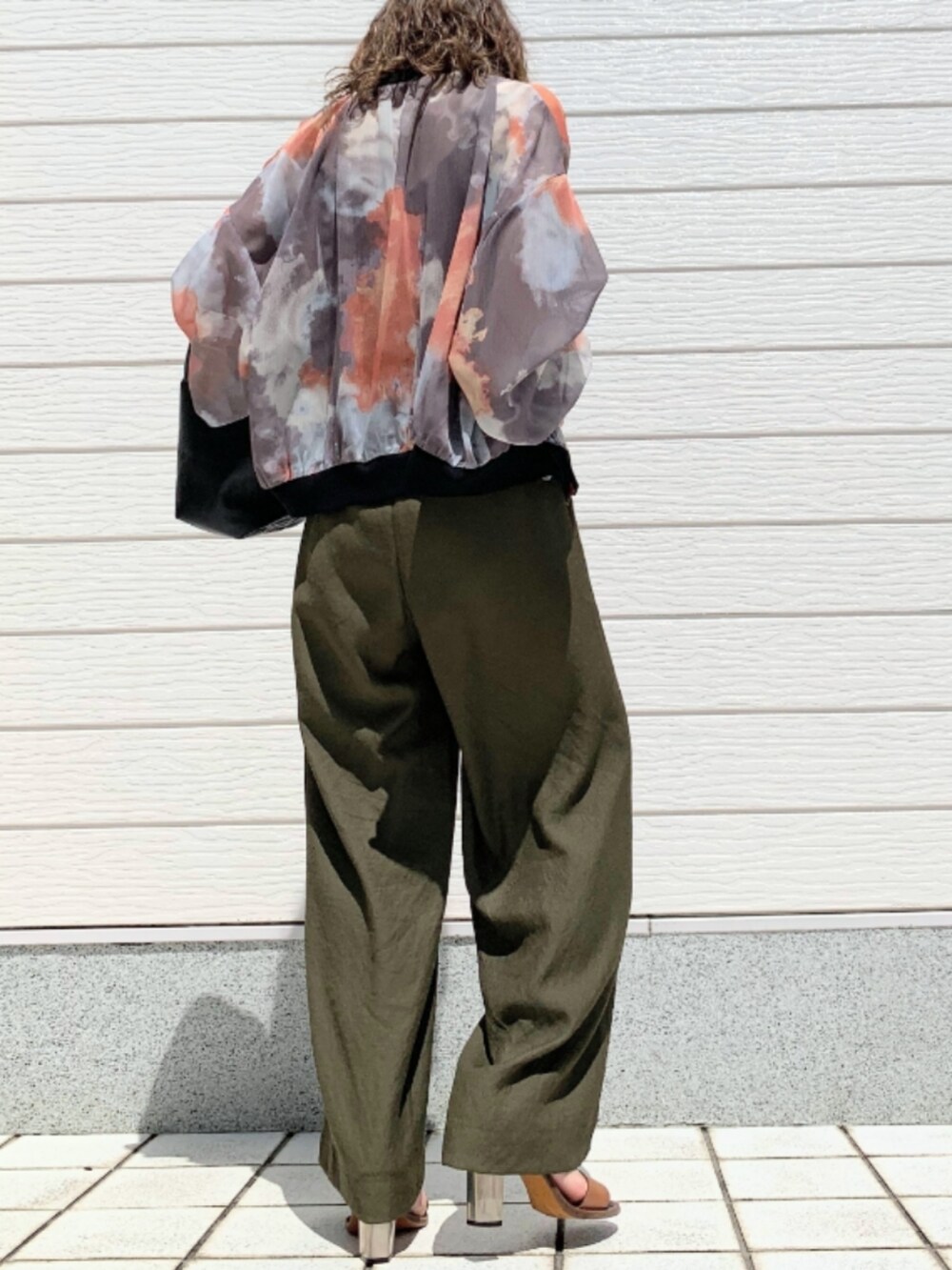 グリーン系のその他パンツ、ブラウン系のサンダル、イエロー系のブルゾンを着用したレディースの夏コーディネートの2枚目の写真