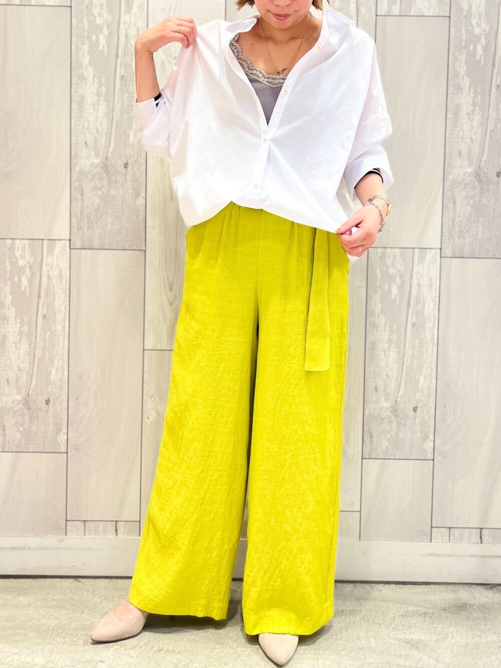 ホワイト系のシャツ/ブラウス、グリーン系のその他パンツを着用したレディースの春コーディネートの2枚目の写真