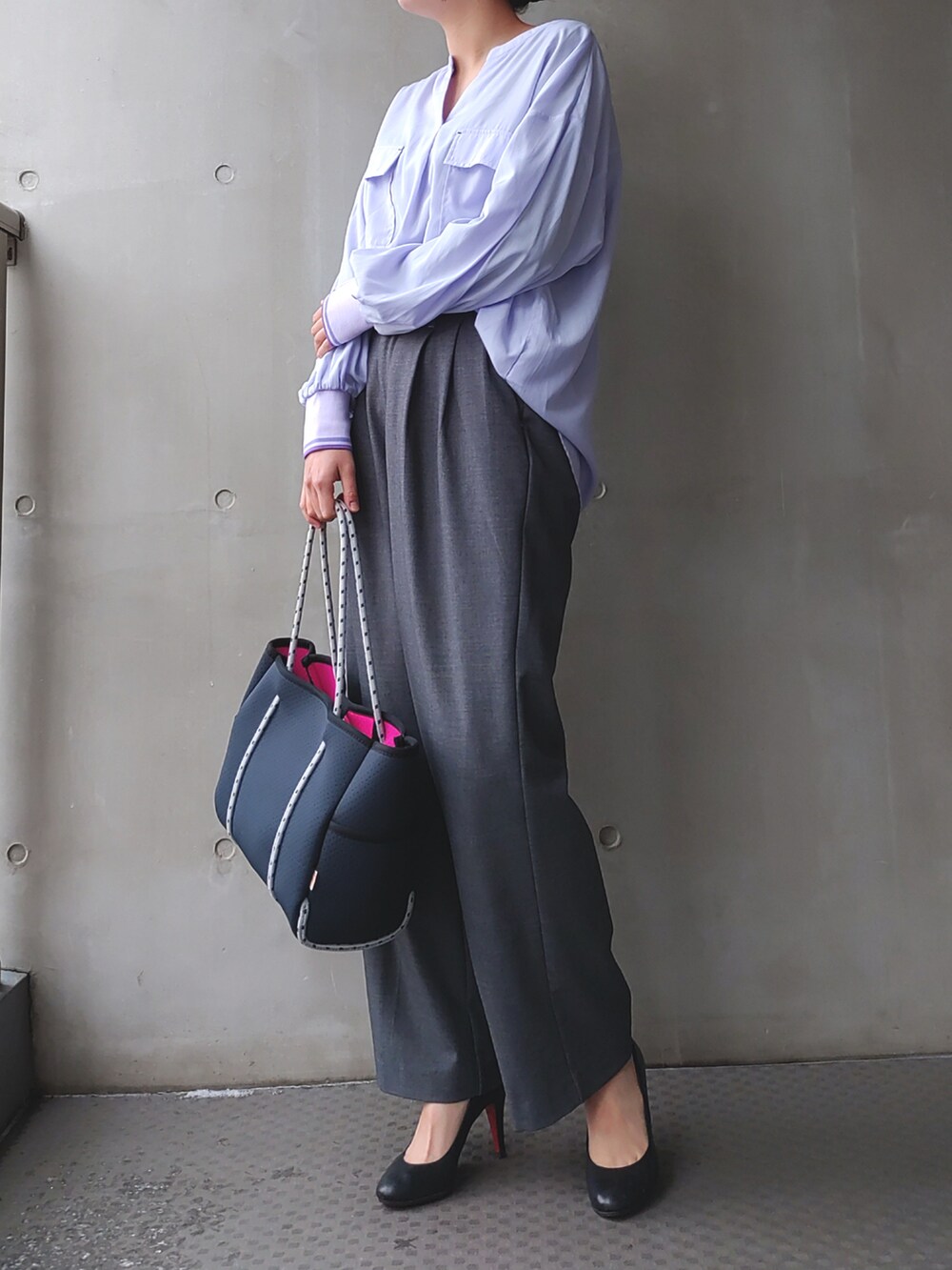 ブルー系のトートバッグ、グレー系のその他パンツ、パープル系のシャツ/ブラウスを着用したレディースの冬コーディネートの2枚目の写真