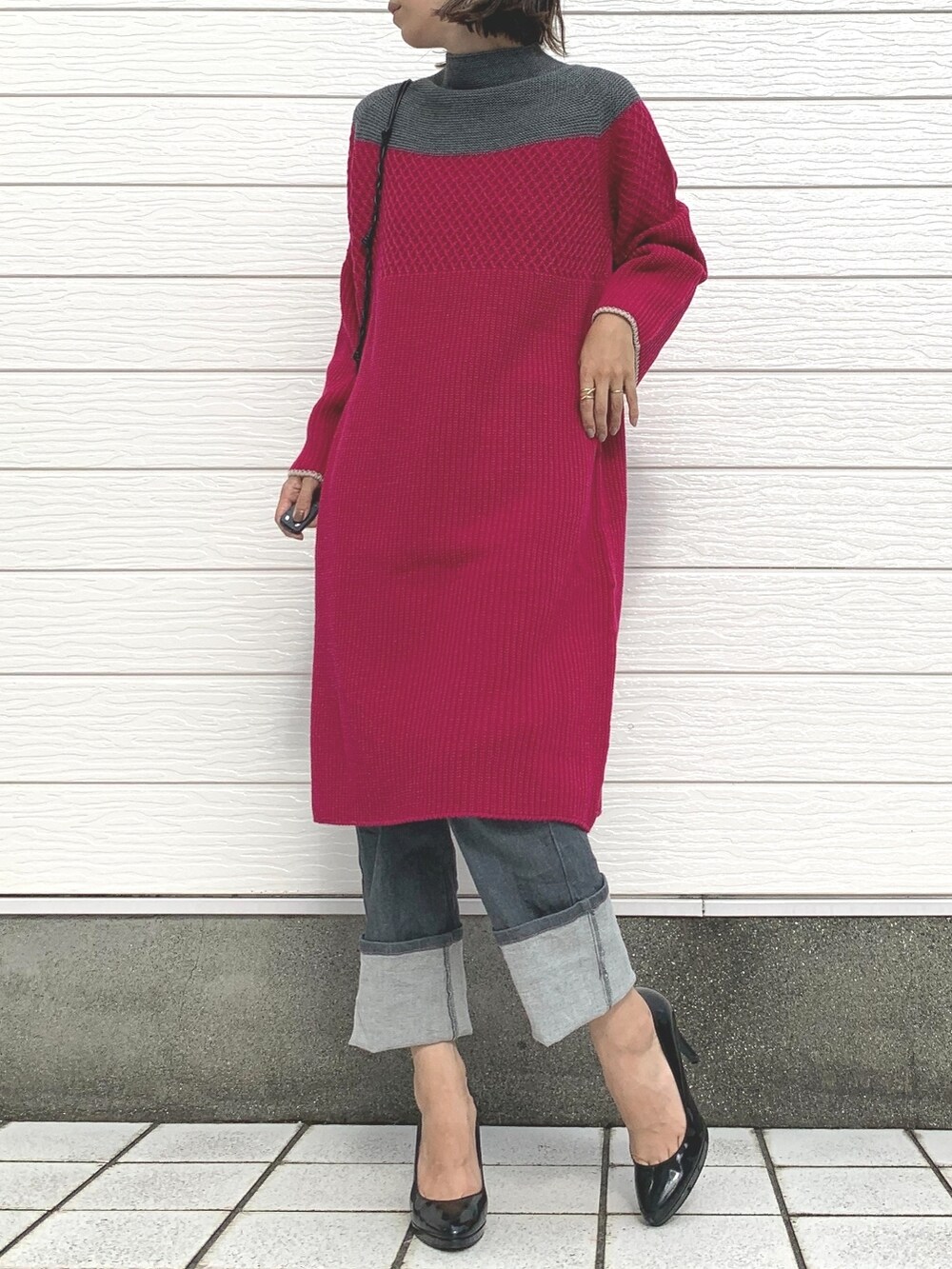 グレー系のデニムパンツ、グレー系のワンピース、ブラック系のショルダーバッグを着用したレディースの夏コーディネートの2枚目の写真