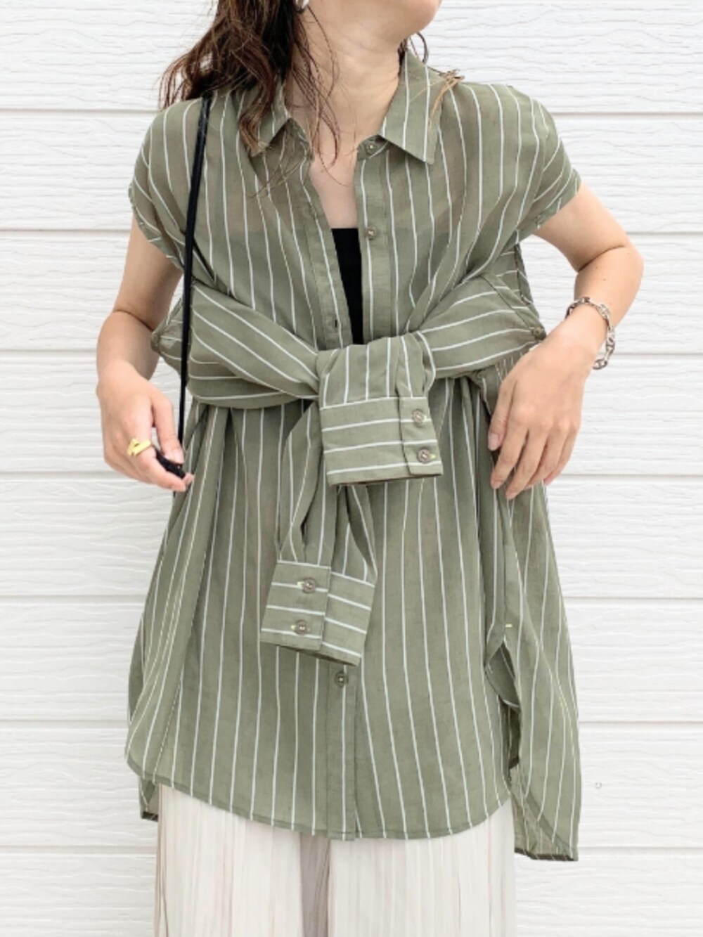 イエロー系のサンダル、ベージュ系のその他パンツ、グリーン系のシャツ/ブラウスを着用したレディースの夏コーディネートの4枚目の写真