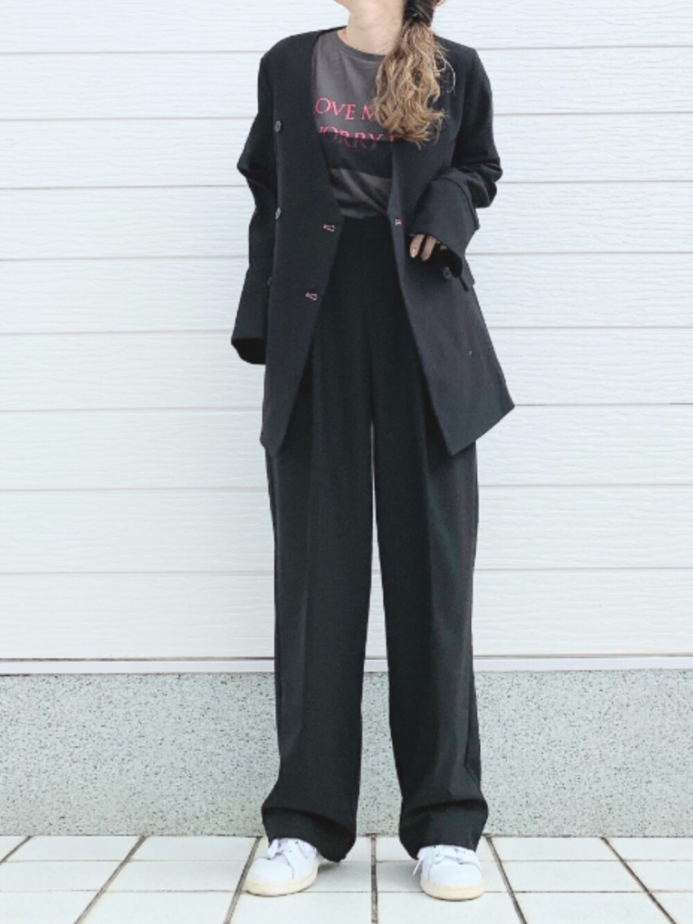 ホワイト系のスニーカー、グレー系のTシャツ/カットソー、ブラック系のノーカラージャケットを着用したレディースの秋コーディネートの2枚目の写真