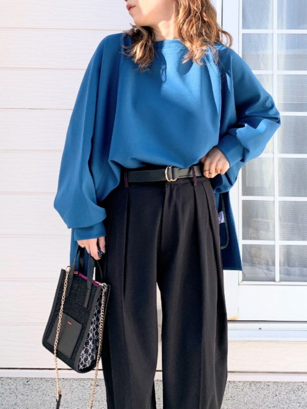 ブラック系のショルダーバッグ、ブラック系のその他パンツ、ブラウン系のブーツを着用したレディースの秋コーディネートの3枚目の写真