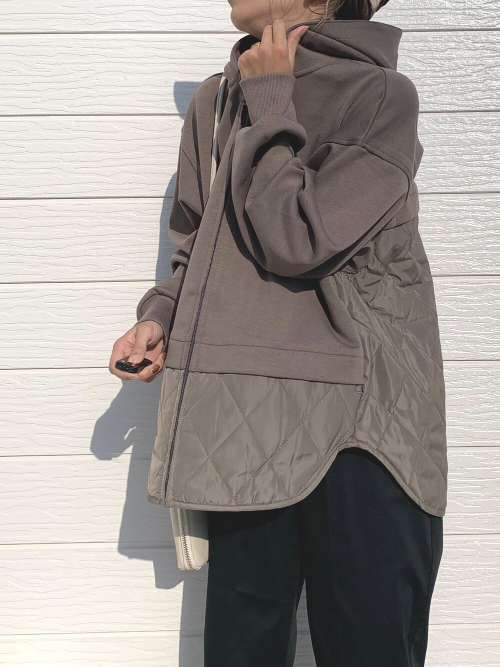 ブラック系のその他パンツ、ホワイト系のショルダーバッグ、ベージュ系のブルゾンを着用したレディースの秋コーディネートの4枚目の写真