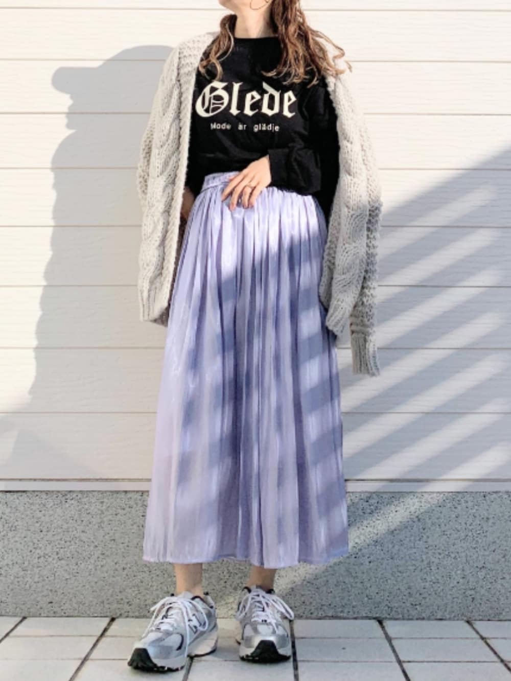 シルバー系のスニーカー、ブラック系のTシャツ/カットソー、グレー系のカーディガン/ボレロを着用したレディースの冬コーディネートの2枚目の写真