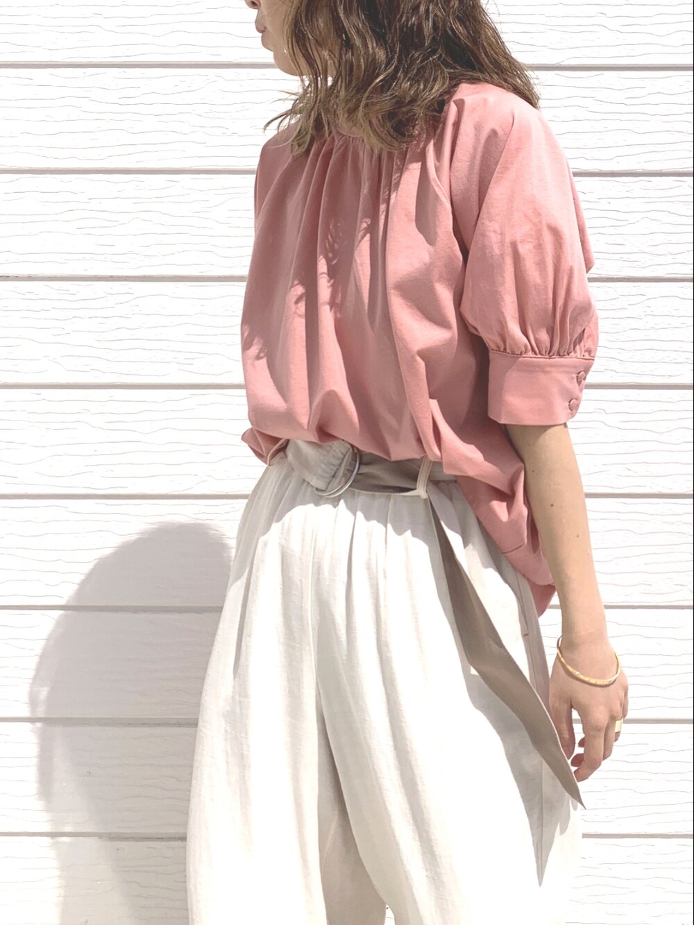 ピンク系のシャツ/ブラウス、イエロー系のショルダーバッグ、ブラウン系のサンダルを着用したレディースの春コーディネートの4枚目の写真