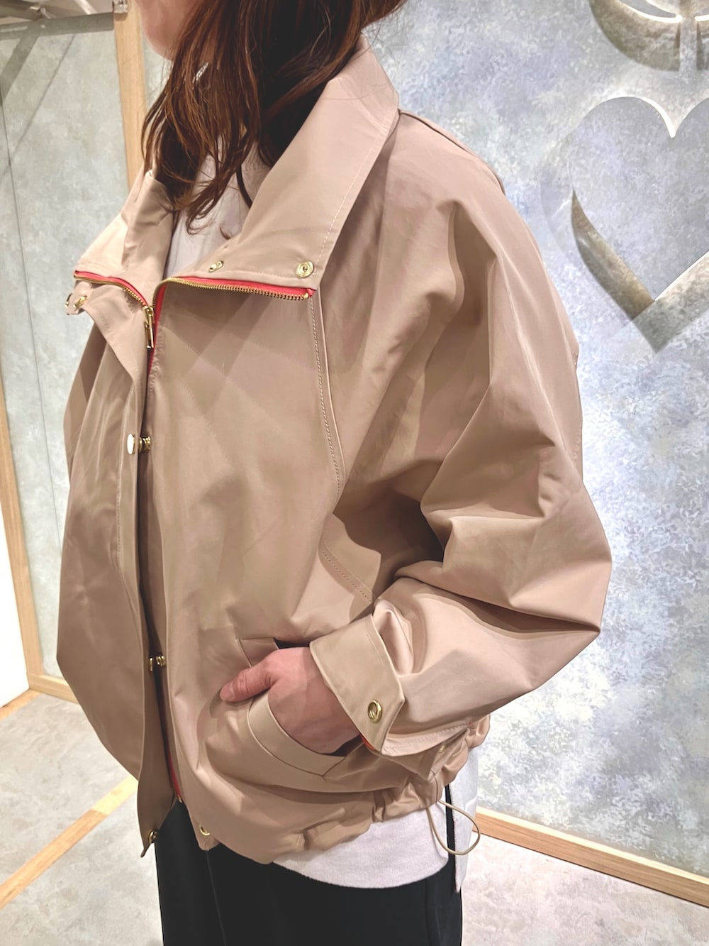 ブラック系のその他パンツ、ベージュ系のマウンテンパーカー、ホワイト系のニット/セーターを着用したレディースの冬コーディネートの5枚目の写真