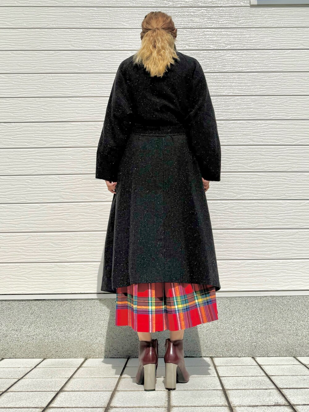 ブラウン系のブーツ、レッド系のスカート、ブルー系のニット/セーターを着用したレディースの秋コーディネートの4枚目の写真