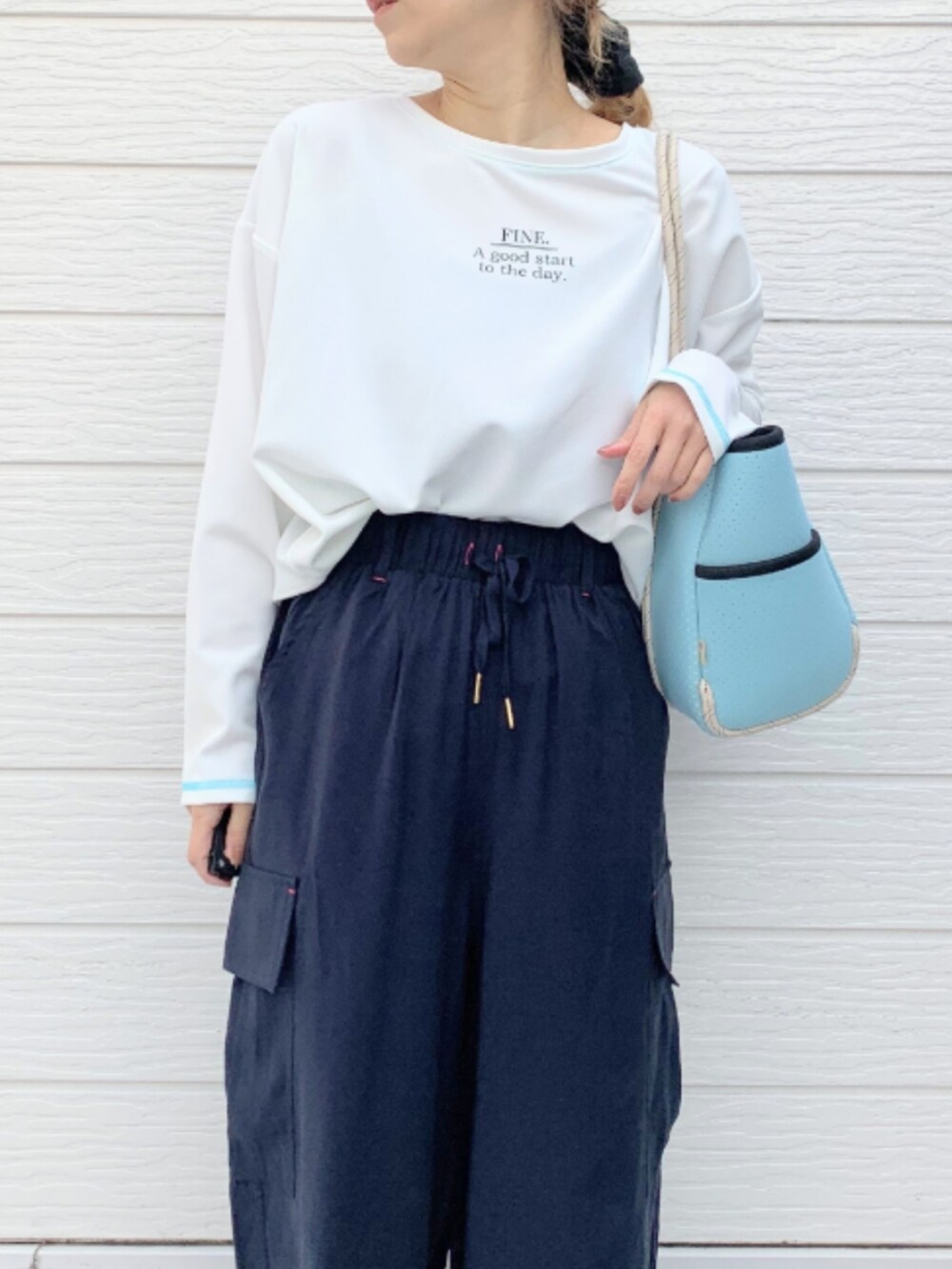 ホワイト系のTシャツ/カットソー、ブルー系のトートバッグ、ブルー系のカーゴパンツを着用したレディースの冬コーディネートの4枚目の写真