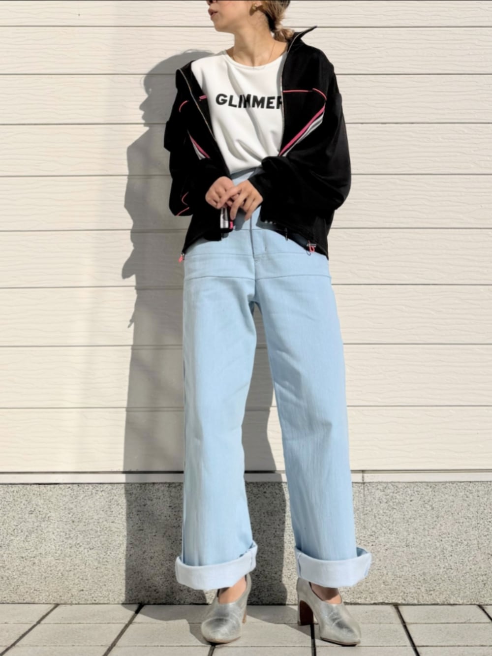 ブルー系のデニムパンツ、ブラック系のその他アウター、ホワイト系のTシャツ/カットソーを着用したレディースの春コーディネートの2枚目の写真