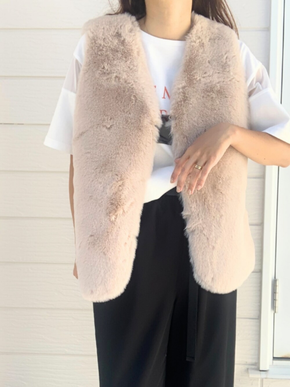 ベージュ系のベスト、ホワイト系のTシャツ/カットソー、ブラック系のその他パンツを着用したレディースの秋コーディネートの3枚目の写真