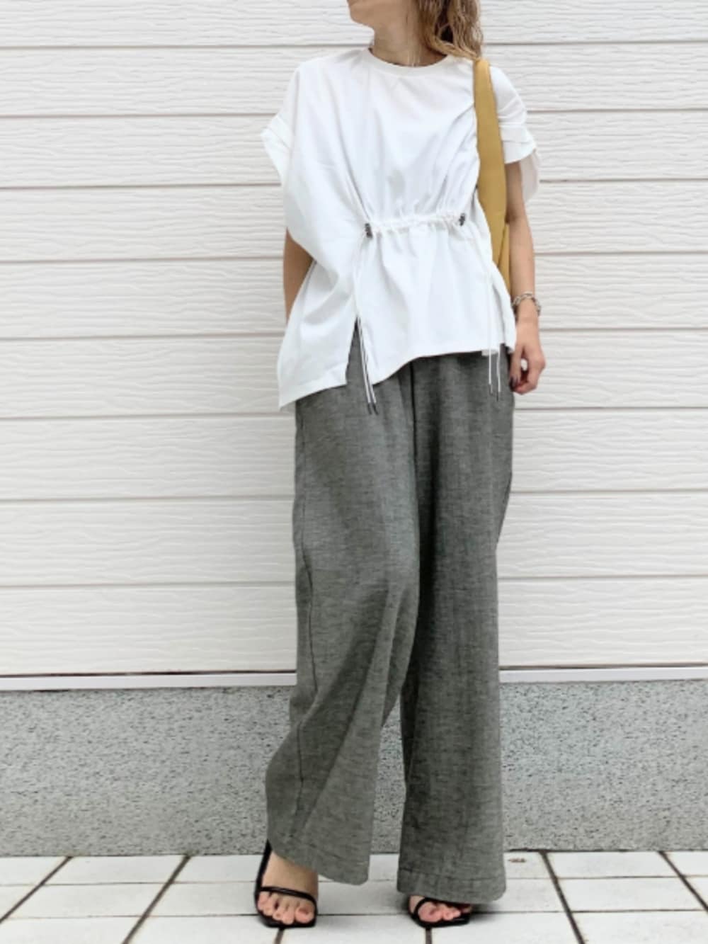 ブラック系のその他パンツ、ホワイト系のTシャツ/カットソー、イエロー系のトートバッグを着用したレディースの夏コーディネートの2枚目の写真