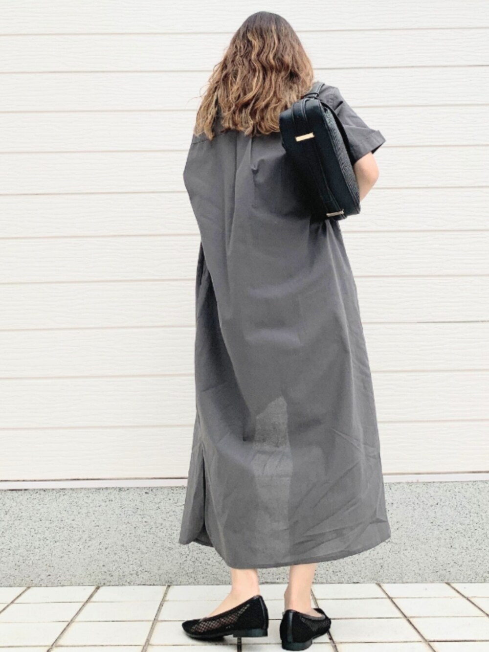 ベージュ系のその他パンツ、グレー系のシャツワンピース、ブラック系のベルトを着用したレディースの春コーディネートの2枚目の写真