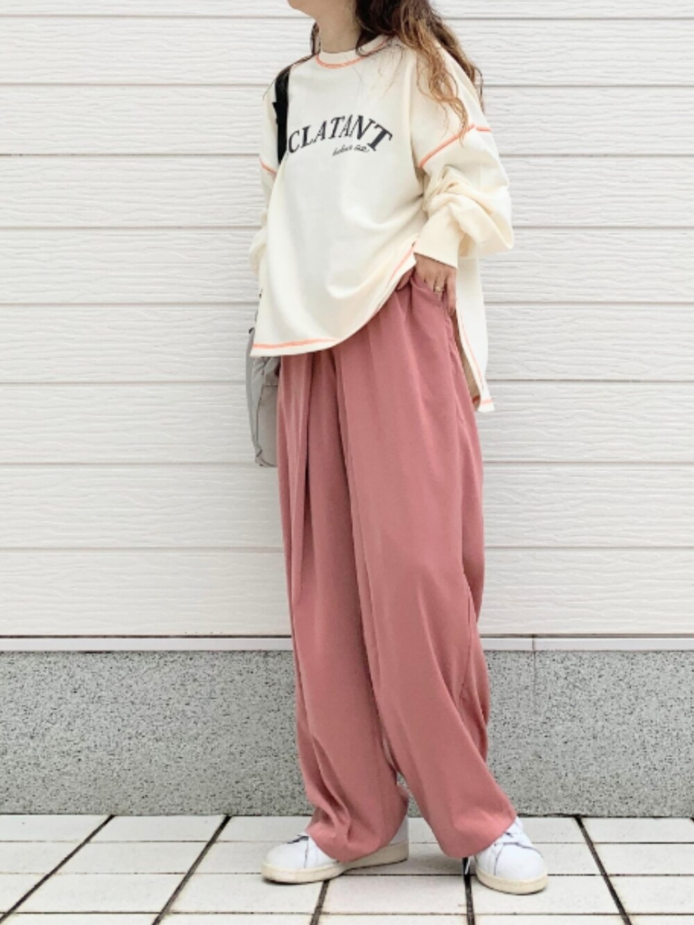 ホワイト系のスニーカー、グレー系のボストンバッグ、ホワイト系のスウェットを着用したレディースの秋コーディネートの2枚目の写真