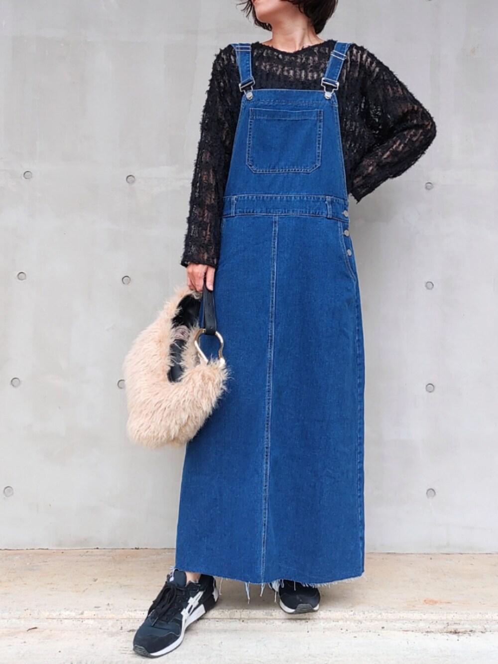 ピンク系のカーディガン/ボレロ、ブルー系のジャンパースカート、ブラック系のTシャツ/カットソーを着用したレディースの秋コーディネートの3枚目の写真