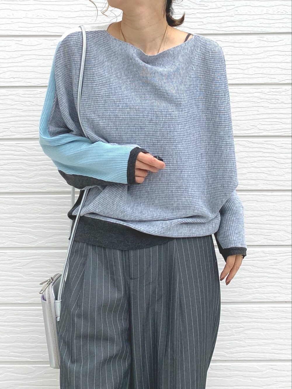 グレー系のその他パンツ、シルバー系のショルダーバッグ、ブラック系のスニーカーを着用したレディースの秋コーディネートの3枚目の写真