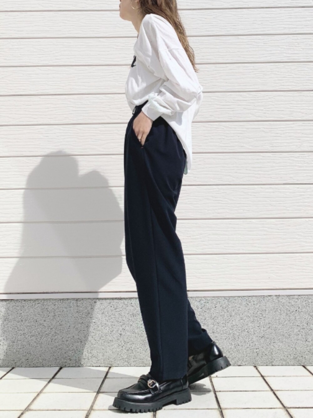 ホワイト系のTシャツ/カットソー、ブラック系のショルダーバッグ、ブラック系のローファーを着用したレディースの春コーディネートの2枚目の写真