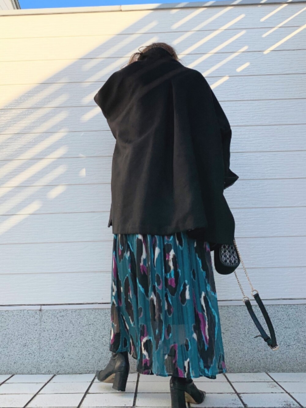 ブラック系のその他アウター、グリーン系のスカート、ブラック系のショルダーバッグを着用したレディースの秋コーディネートの3枚目の写真