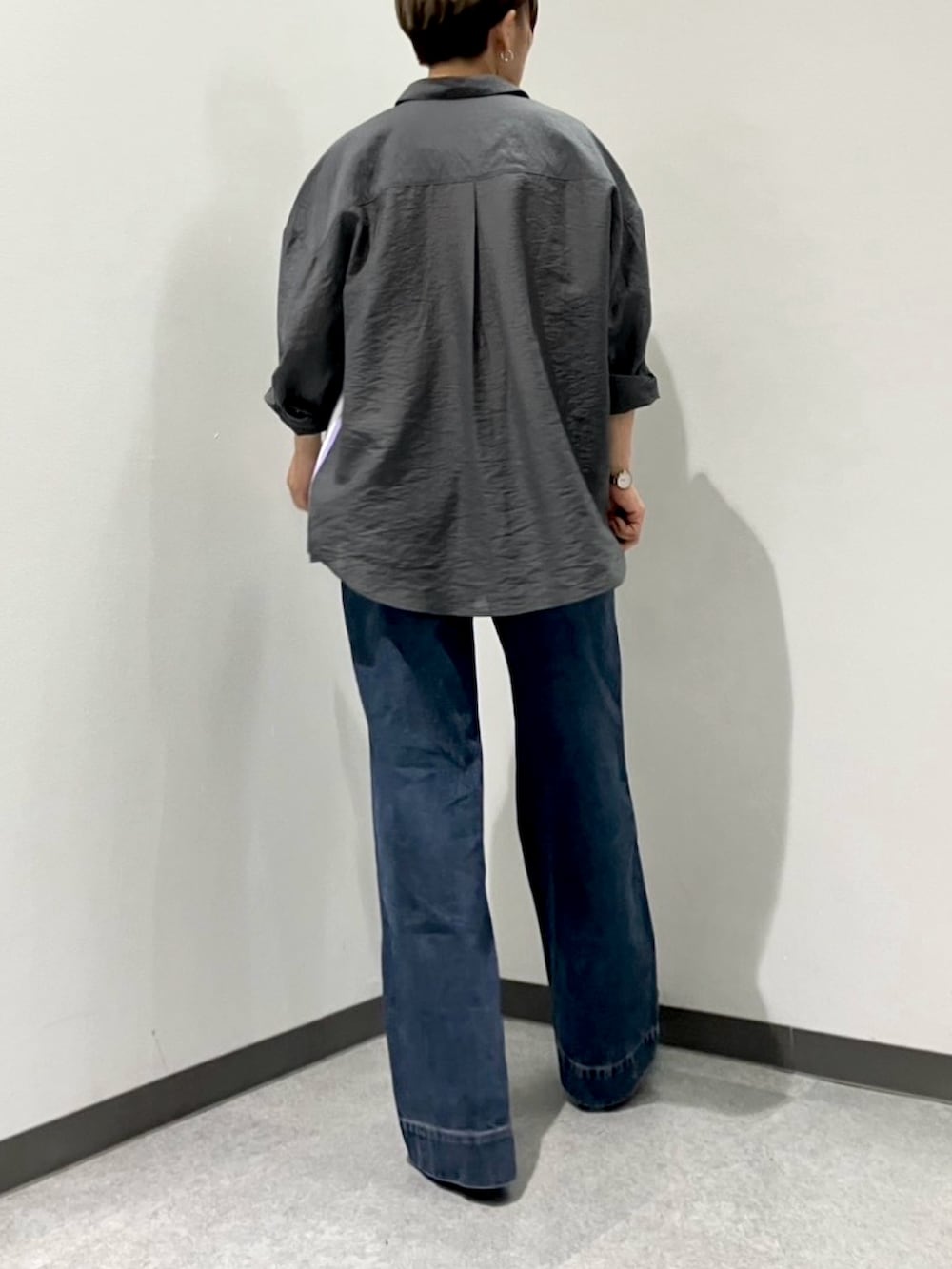 ブルー系のデニムパンツ、グレー系のシャツ/ブラウス、レッド系のタンクトップを着用したレディースの夏コーディネートの3枚目の写真