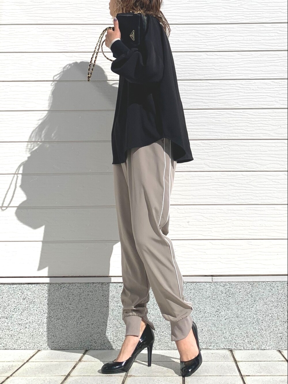 ベージュ系のその他パンツ、ブラック系のシャツ/ブラウスを着用したレディースの春コーディネートの2枚目の写真