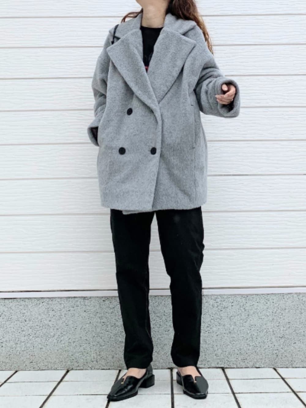 ブラック系のその他パンツ、ブラック系のショルダーバッグ、ブラック系のTシャツ/カットソーを着用したレディースの秋コーディネートの2枚目の写真