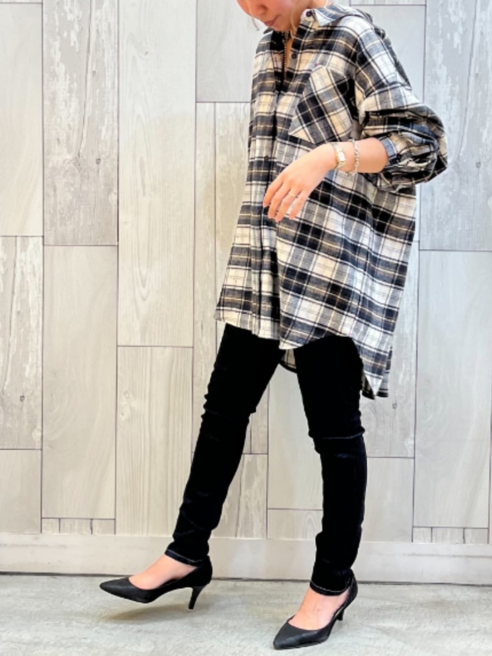 ブルー系のデニムパンツ、ブルー系のシャツ/ブラウス、シルバー系のネックレスを着用したレディースの秋コーディネートの2枚目の写真