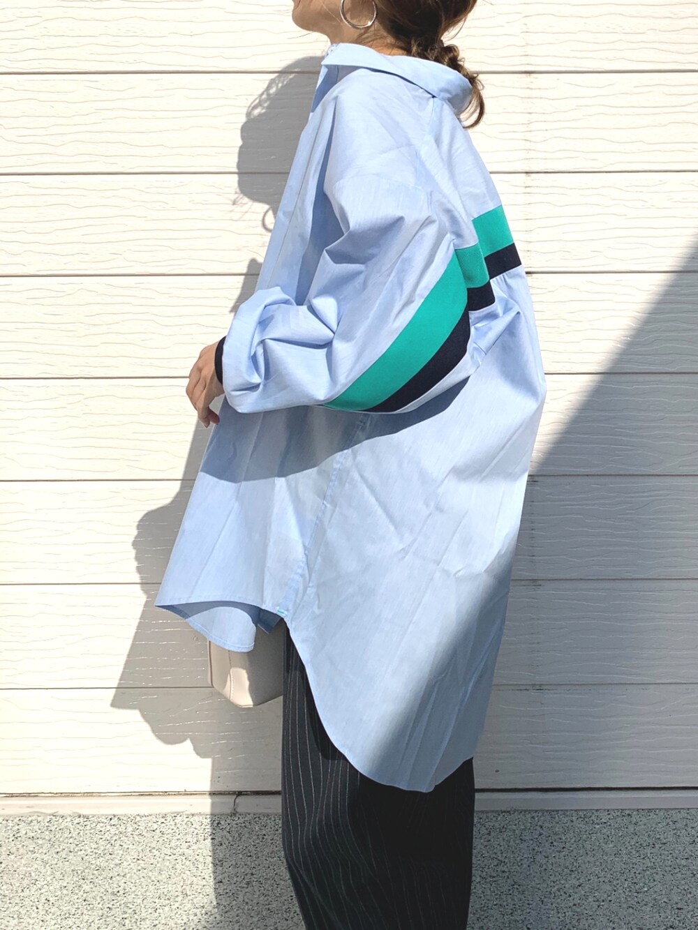 ブルー系のその他パンツ、ホワイト系のハンドバッグ、ブラック系のキャミソールを着用したレディースの春コーディネートの3枚目の写真