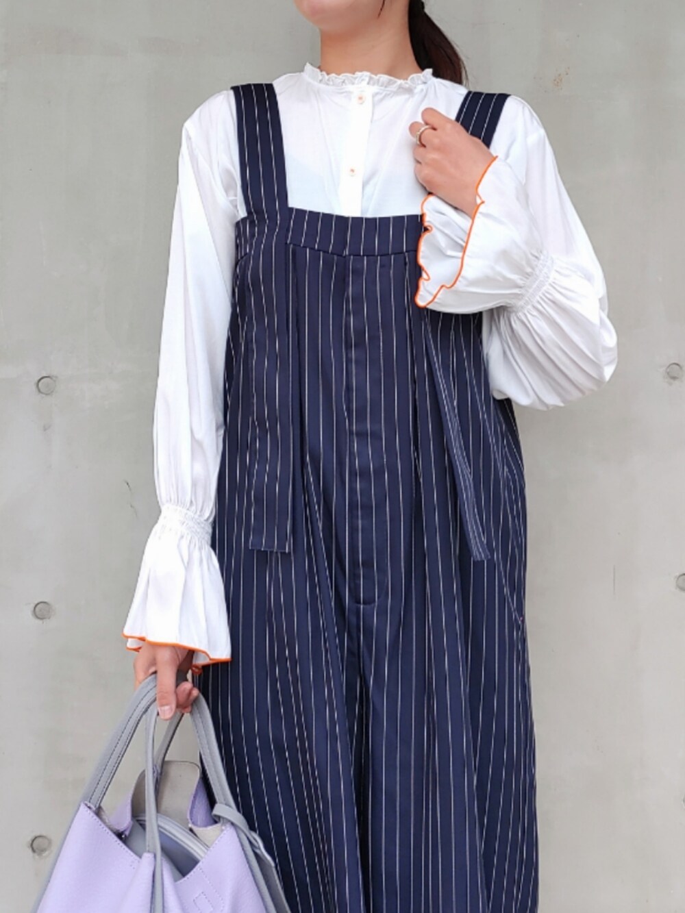 ベージュ系のその他アウター、ブルー系のサロペット/オーバーオール、ホワイト系のシャツ/ブラウスを着用したレディースの秋コーディネートの3枚目の写真